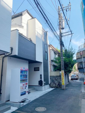 Shinjuku#ookubo#kabukicho#New built 4beds room,3 toilets, 2 shower rooms#新宿中心#大久保#歌舞伎#地铁站步行2分#新建一栋3层楼 4个卧室3个卫生间2个浴室1个客厅#高速无限制网络#智能马���#干湿分离103